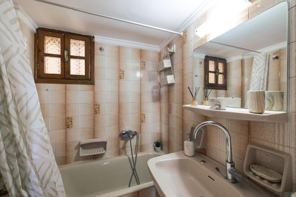 Seaside Escape Apartment Saronida Екстериор снимка