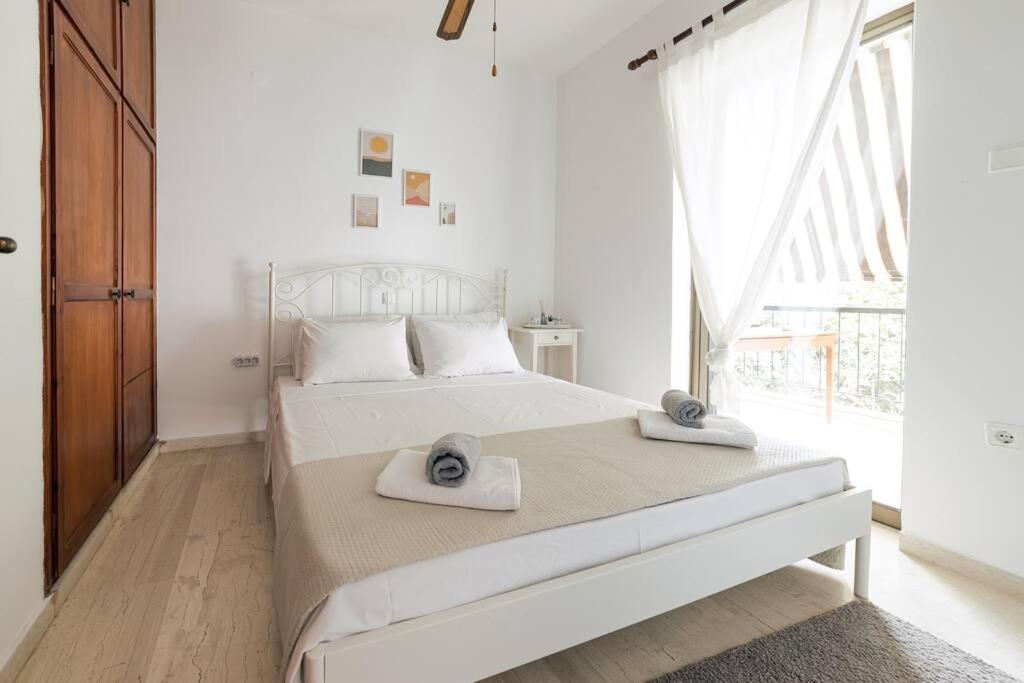 Seaside Escape Apartment Saronida Екстериор снимка